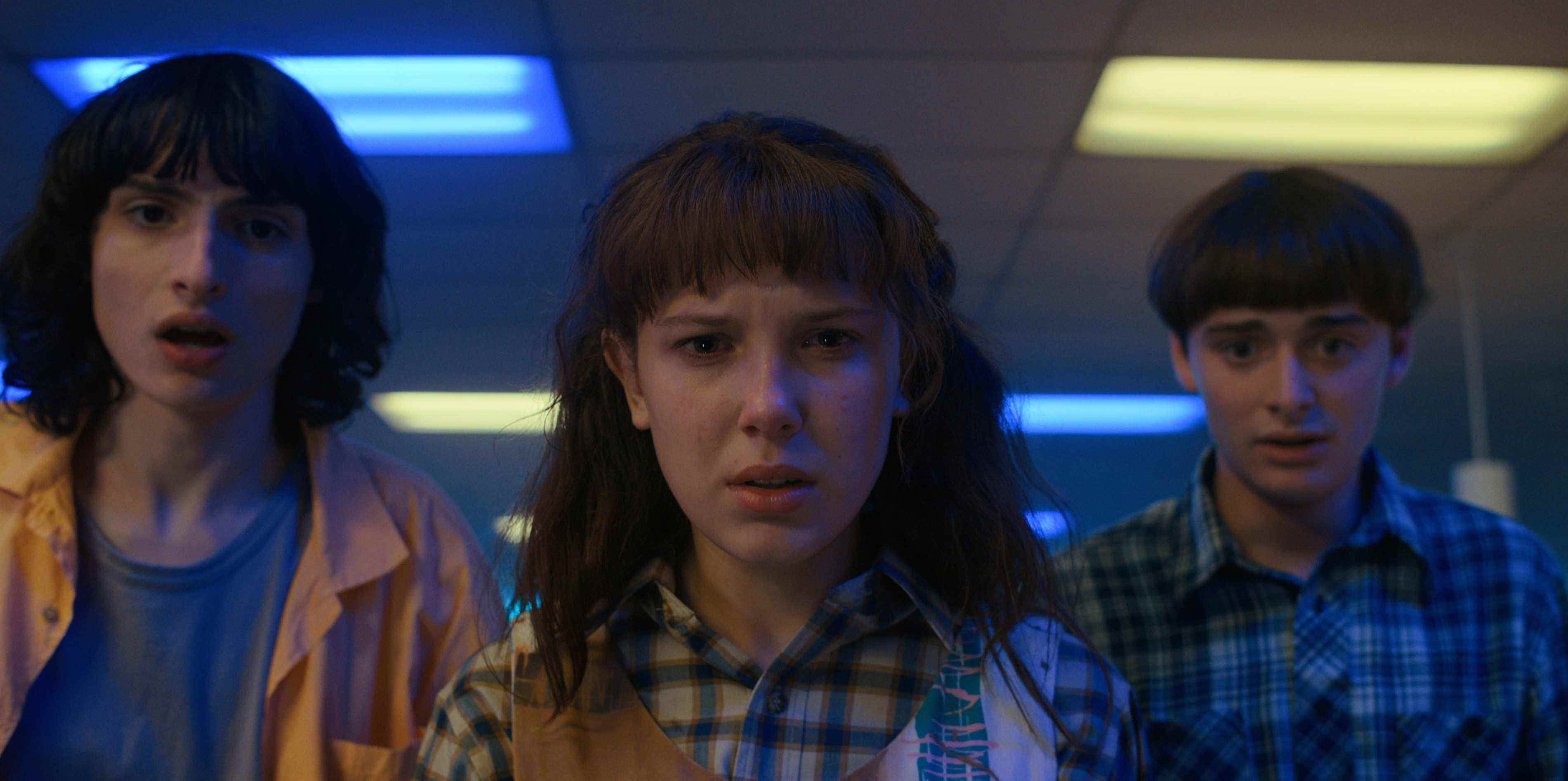 Finn Wolfhard comme Mike Wheeler, Millie Bobby Brown comme Eleven / Jane Hopper et Noah Schnapp comme Will Byers dans une image officielle de la saison 4 de Stranger Things