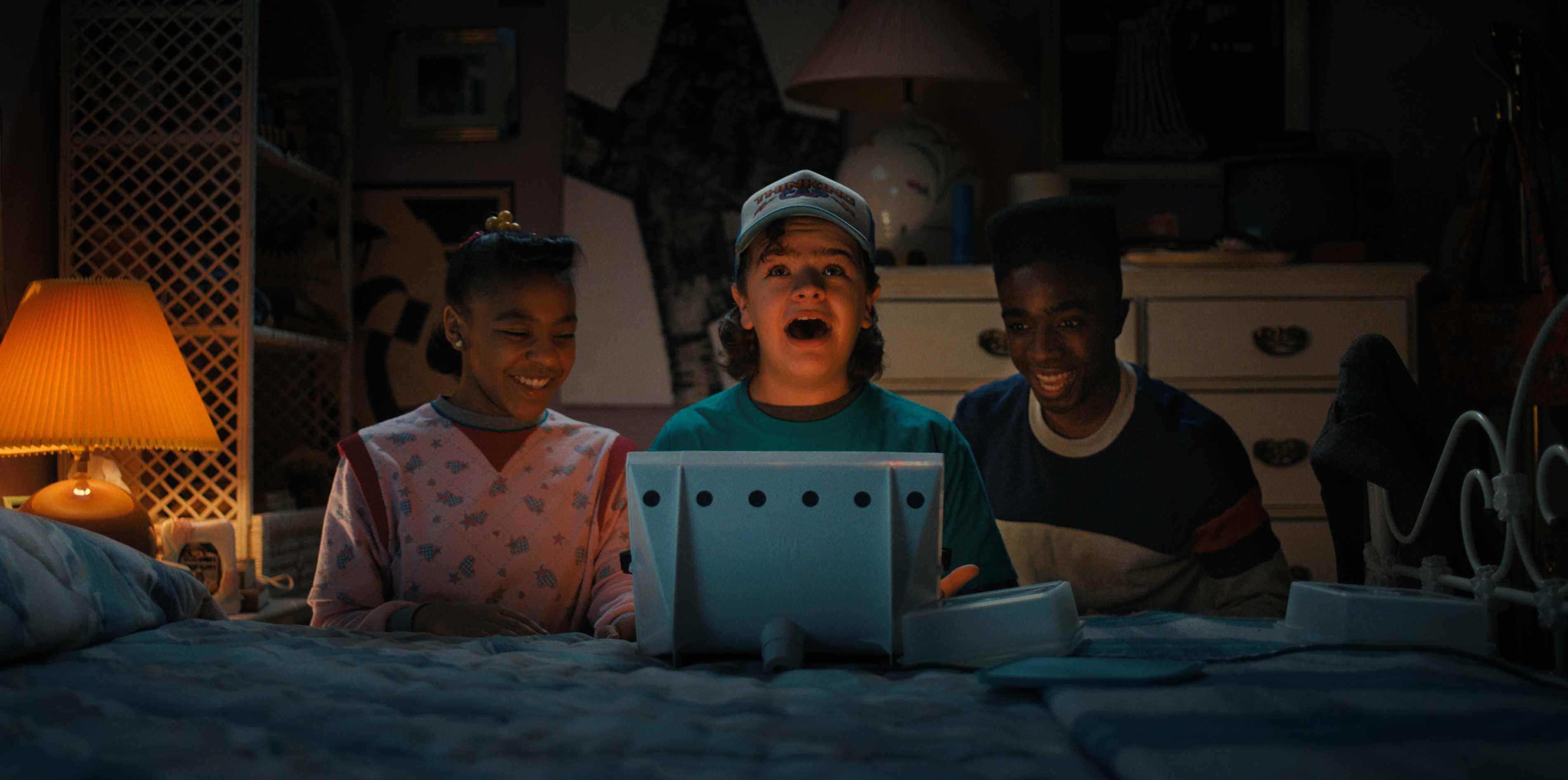 Gaten Matarazzo dans le rôle de Dustin Henderson et Caleb McLaughlin dans le rôle de Lucas Sinclair préparent quelque chose d'effrayant dans une image officielle de la saison 4 de Stranger Things