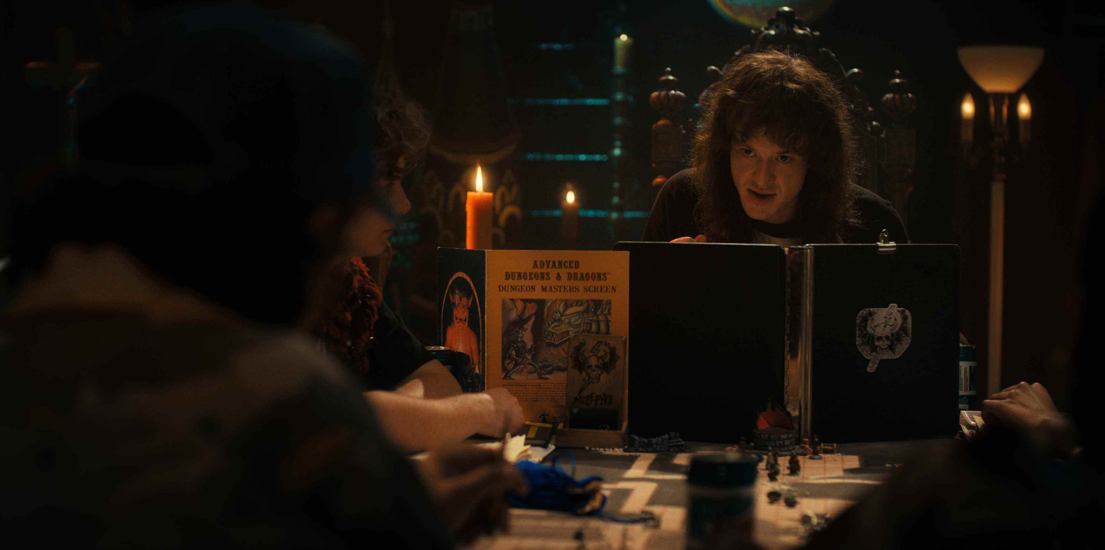 Eddie (Joseph Quinn) dirige une réunion spéciale du club D&D de Hawkins High dans une image officielle de la saison 4 de Stranger Things