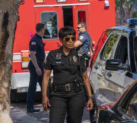 angela bassett dans le rôle d'athena grant dans 9 1 1 saison 3