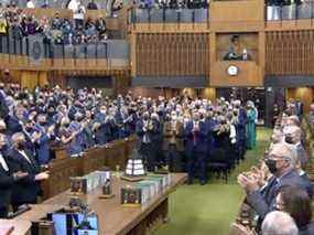 Après la fin de son discours, Zelenskyy a reçu une ovation debout prolongée des députés, avec quelques chants de soutien également.