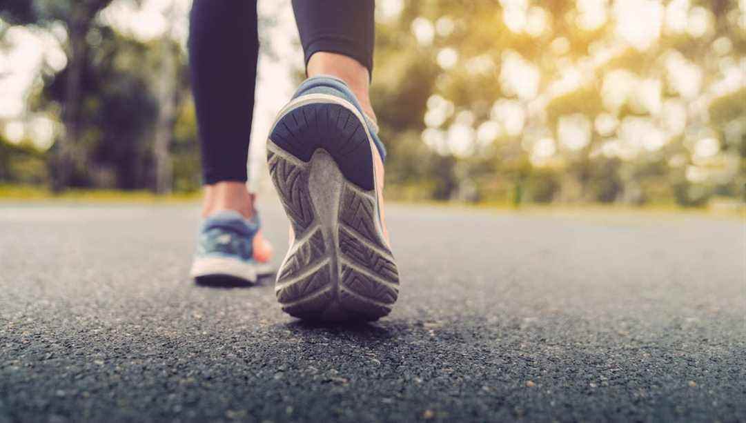 Gros plan des chaussures de femme en marchant