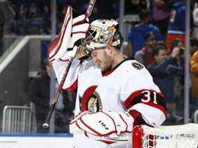 Anton Forsberg des Sénateurs d'Ottawa ajuste son casque lors de la deuxième période contre les Islanders de New York à l'UBS Arena le 22 mars 2022 à Elmont, New York.