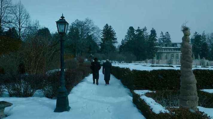 Deux hommes marchent dans la neige dans Nightmare Alley.