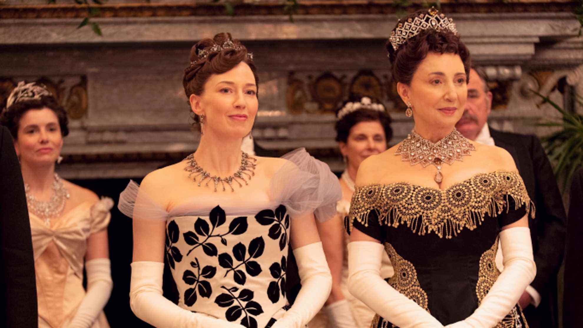 Carrie Coon dans le rôle de Bertha Russell et Donna Murphy dans le rôle de Caroline Astor dans The Gilded Age