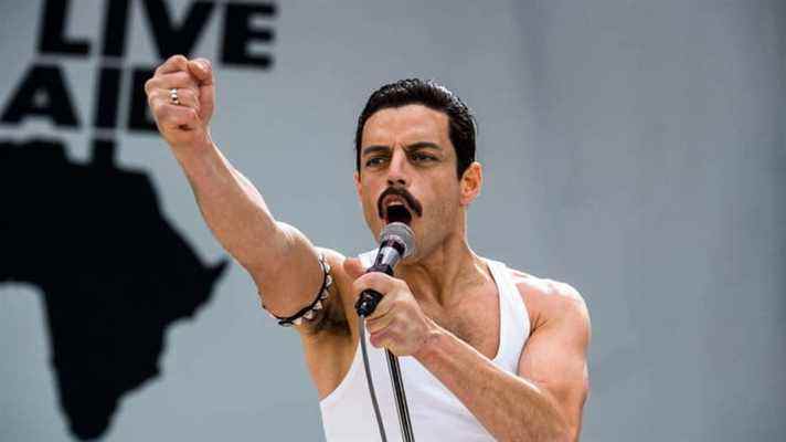 Freddie Mercury lors d'un concert dans Bohemian Rhapsody.