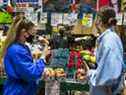 Les gens font leurs courses au St. Lawrence Market à Toronto le 15 septembre 2021. 