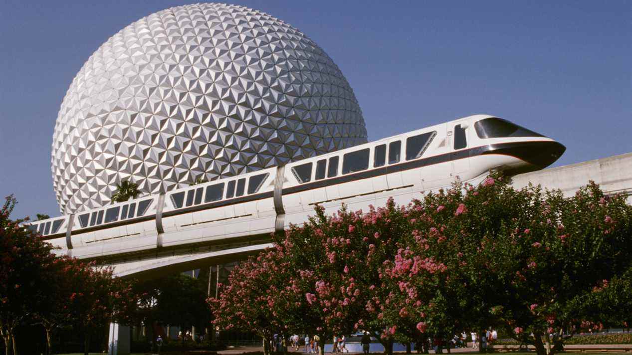 Le monorail présenté dans Behind the Attraction.