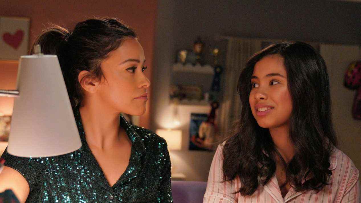 Gina Rodriguez et Tess Romero dans Journal d'un futur président.