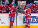 L'entraîneur-chef des Canadiens de Montréal, Martin St. Louis, élabore une stratégie avec les ailiers Brendan Gallagher, à gauche, et Cole Caufield lors de la troisième période du match contre les Coyotes de l'Arizona au Centre Bell de Montréal le 15 mars 2022.