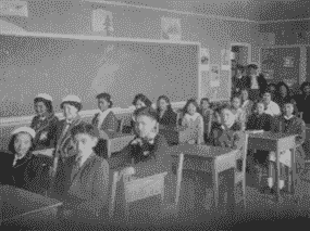 Sur cette photo non datée, des élèves sont assis dans une salle de classe du pensionnat indien de Kuper Island, qui a fonctionné de 1890 à 1975, près de Chemainus, en Colombie-Britannique.