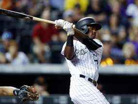 Raimel Tapia, des Rockies du Colorado, regarde son single contre le lanceur de relève des Giants de San Francisco Hunter Strickland lors de la neuvième manche d'un match de baseball le jeudi 15 juin 2017 à Denver.  Les Rocheuses ont gagné 10-9.  (AP Photo/David Zalubowski)