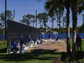 Les lanceurs des Blue Jays de Toronto lancent l'enclos des releveurs lors d'un entraînement printanier plus tôt ce mois-ci à Dunedin.  La rotation de départ projetée des Jays, selon le receveur Danny Jansen, présente aux équipes adverses un mélange de styles qui pourrait placer le personnel de lanceurs parmi les meilleurs des ligues majeures cette saison.