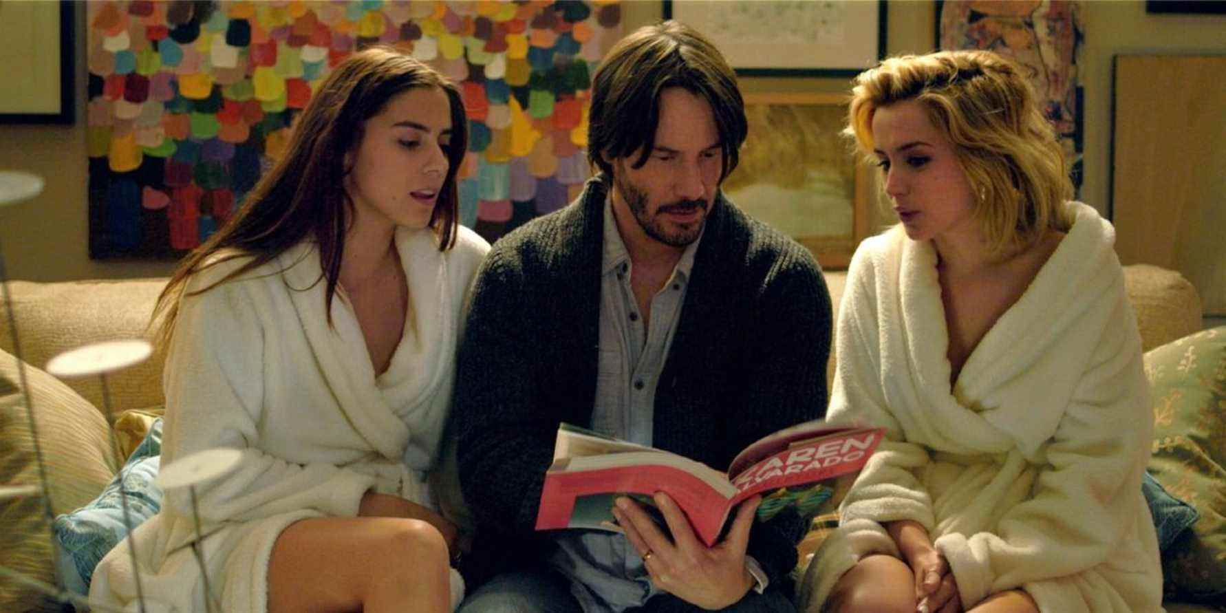 Keanu lisant à Ana de Armas