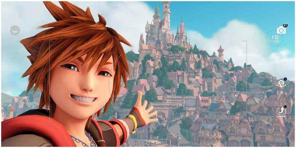 Sora prenant un selfie. 