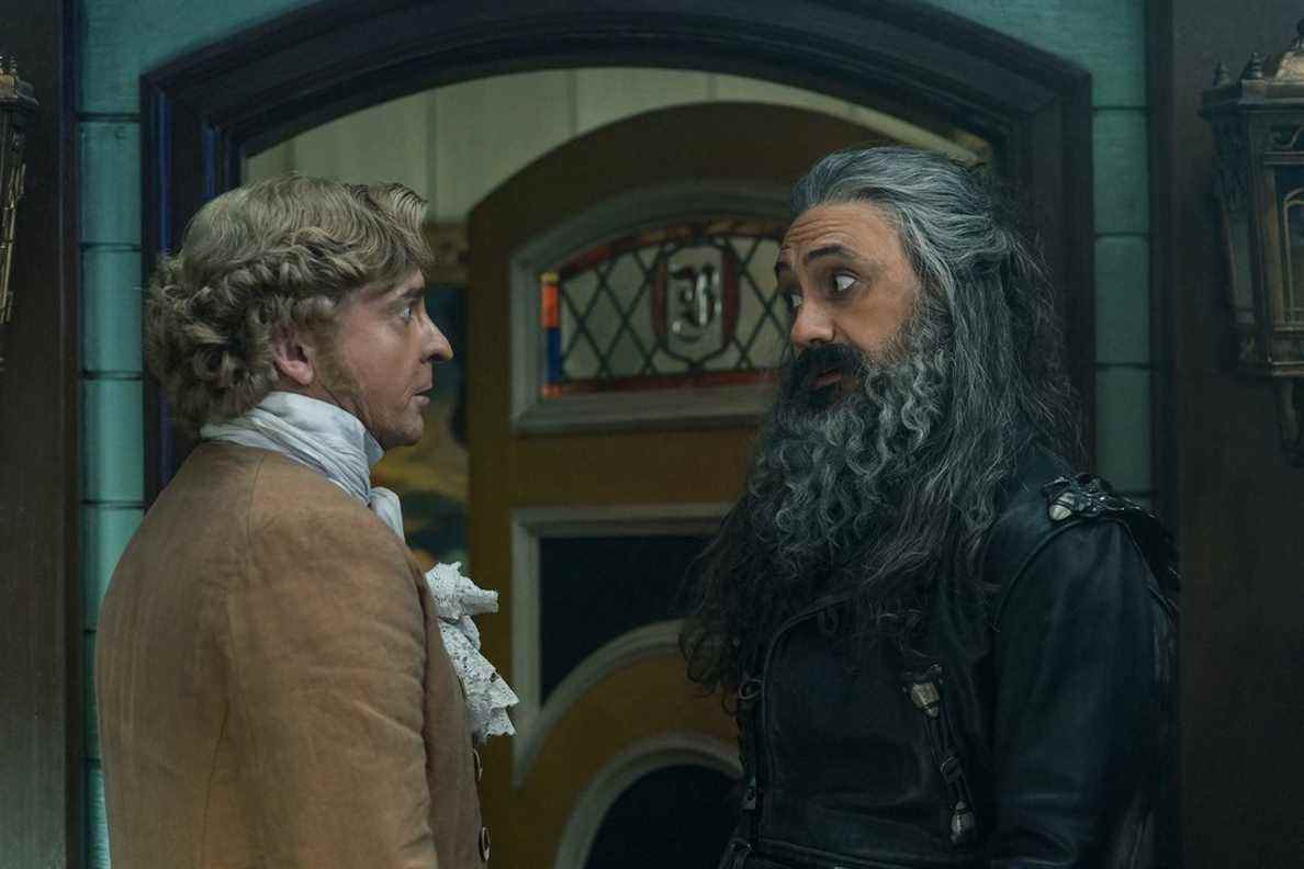 Rhys Darby et Taika Waititi en tant que Stede et Blackbeard parlent sur le pont dans Our Flag Means Death