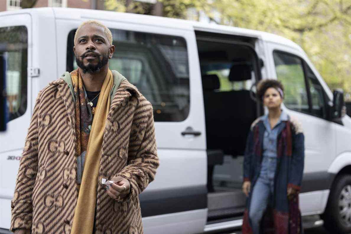 Darius et Van se tiennent devant une camionnette à Amsterdam dans la saison 3 d'Atlanta de FX.