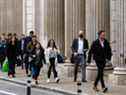 Les navetteurs du matin passent devant la Banque d'Angleterre dans la ville de Londres, au Royaume-Uni, le 27 janvier 2022.