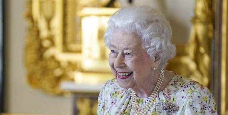 La reine Elizabeth brille dans une robe à fleurs tout en admirant la porcelaine fine