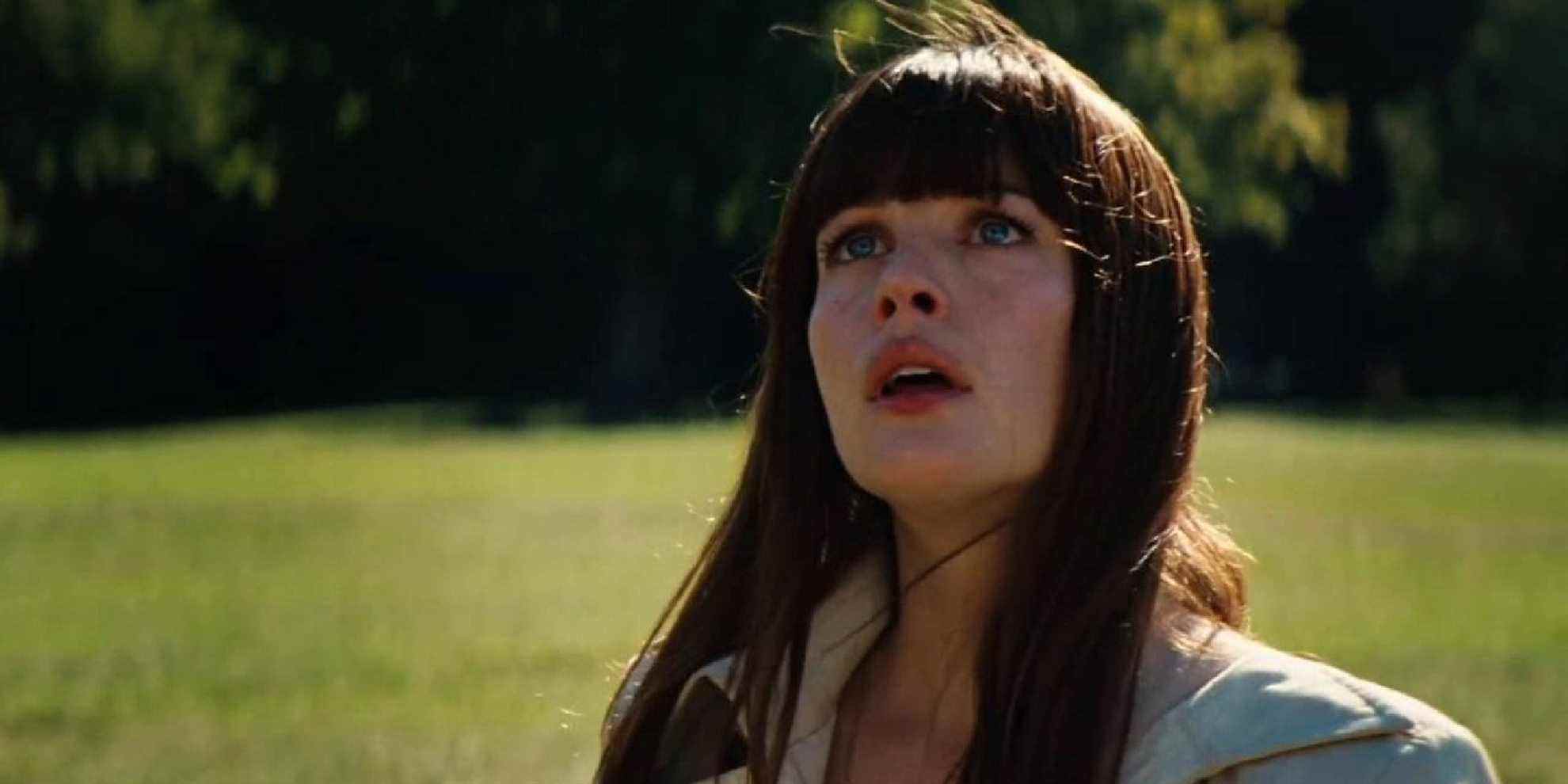 Betty Ross regarde dans un champ dans L'Incroyable Hulk (2008)