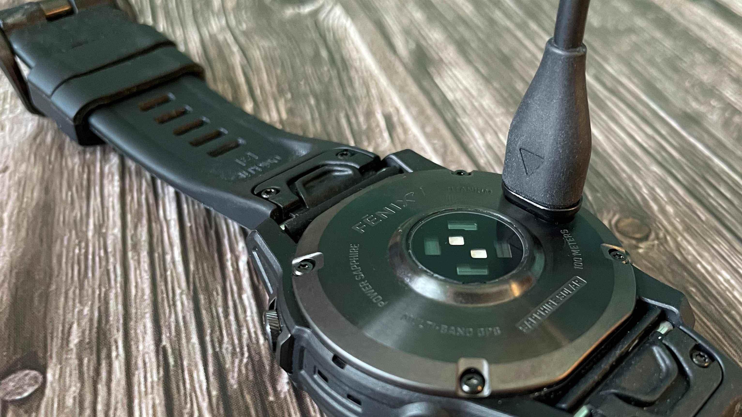 Garmin Fenix ​​7 branché sur chargeur