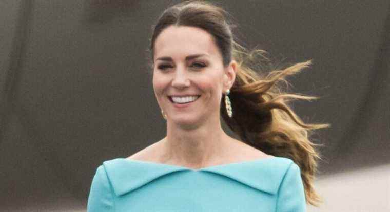 La duchesse de Cambridge porte le bleu des Bahamas pour la dernière étape de la tournée royale