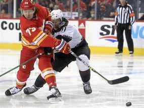 L'attaquant des Flames de Calgary Tyler Toffoli des Flames de Calgary tire au filet contre les Coyotes de l'Arizona au Scotiabank Saddledome le vendredi 25 mars 2022.