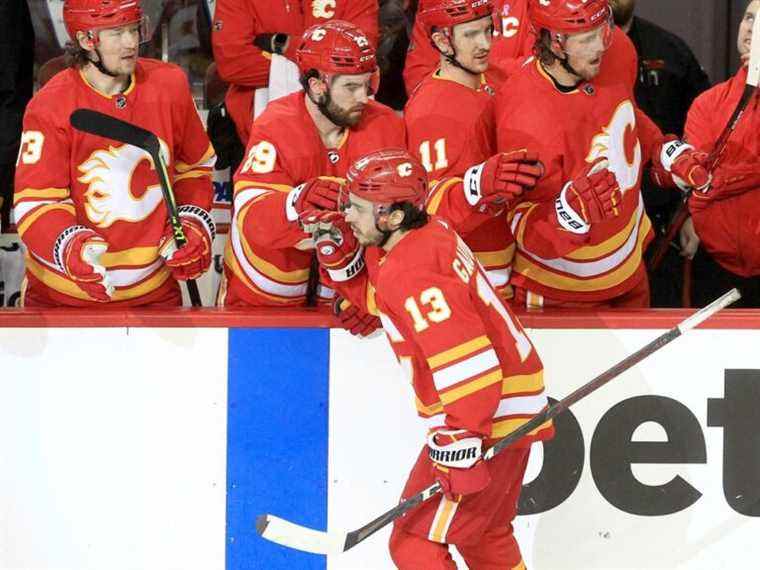 Les Flames réunissent la première ligne dans une victoire sur les Coyotes