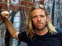 Taylor Hawkins est vu ici à Toronto lors d'une escale promotionnelle en 2001.