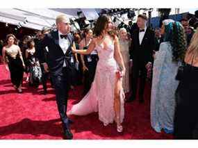 Lily James et son invité marchent sur le tapis rouge lors des arrivées des Oscars à la 94e cérémonie des Oscars à Hollywood, Los Angeles, Californie, le 27 mars 2022.