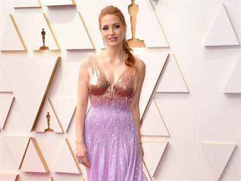 Les stars défilent sur le tapis rouge des Oscars avant la cérémonie remaniée