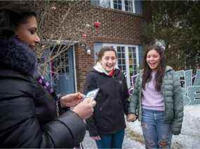 Sandra Plagakis de 105.3 KISS FM a surpris Serene Summers, 13 ans (à droite) et sa meilleure amie, Eva Salinas, 12 ans, avec des billets VIP pour le concert de Justin Bieber dimanche soir.