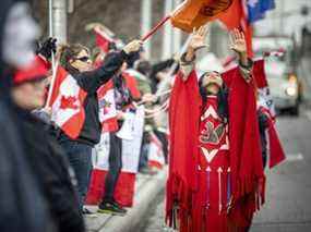 Ce groupe de manifestants était venu soutenir le convoi lors de son passage sur l'avenue Laurier près du parc de la Confédération.