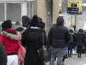 Les gens font la queue devant une clinique de test COVID à l'hôpital Notre-Dame en décembre 2021.