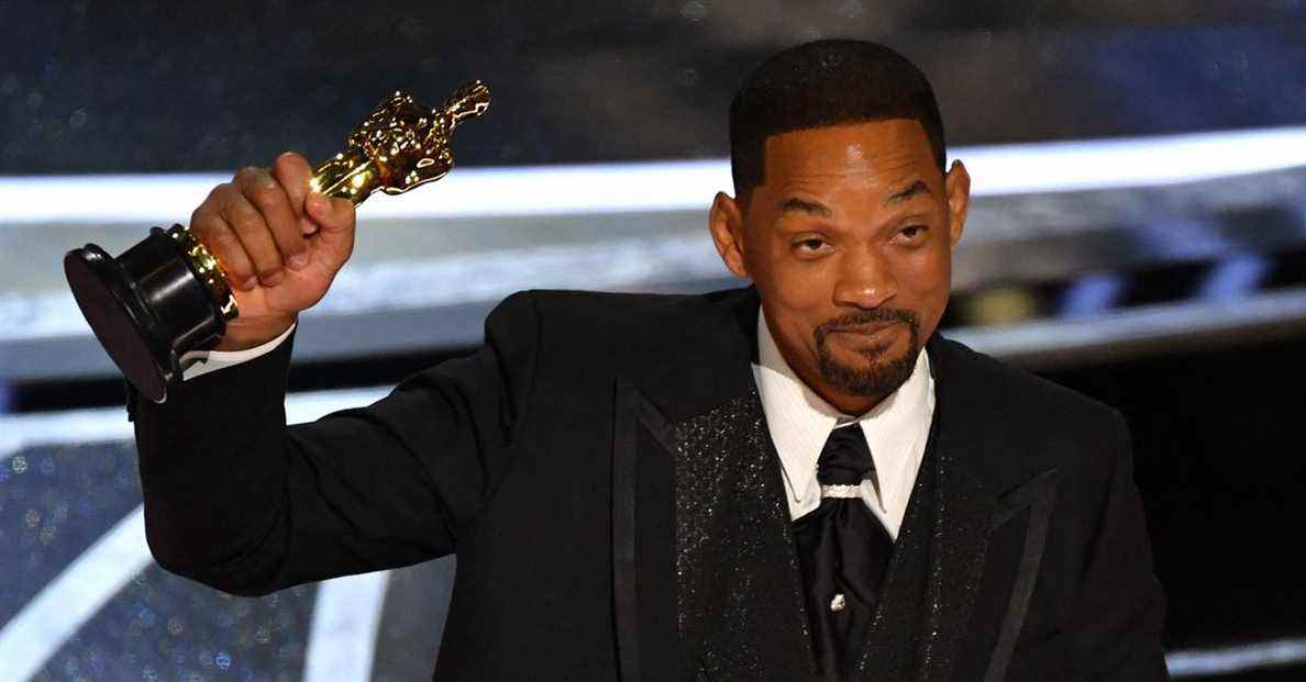 Will Smith remporte l'Oscar du meilleur acteur peu de temps après avoir giflé Chris Rock
