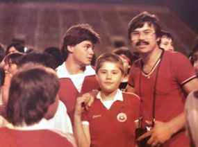 Un jeune chroniqueur de soccer de Postmedia Derek Van Diest avec son père Gustavo lors d'un match de soccer Canada vs Chili au stade Clarke à Edmonton le 25 juillet 1984.