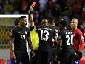 Mark-Anthony Kaye (14 ans) du Canada reçoit un carton rouge de l'arbitre Said Martinez lors d'un match de qualification pour la Coupe du monde au stade national du Costa Rica à San Jose, Costa Rica, le 24 mars 2022.