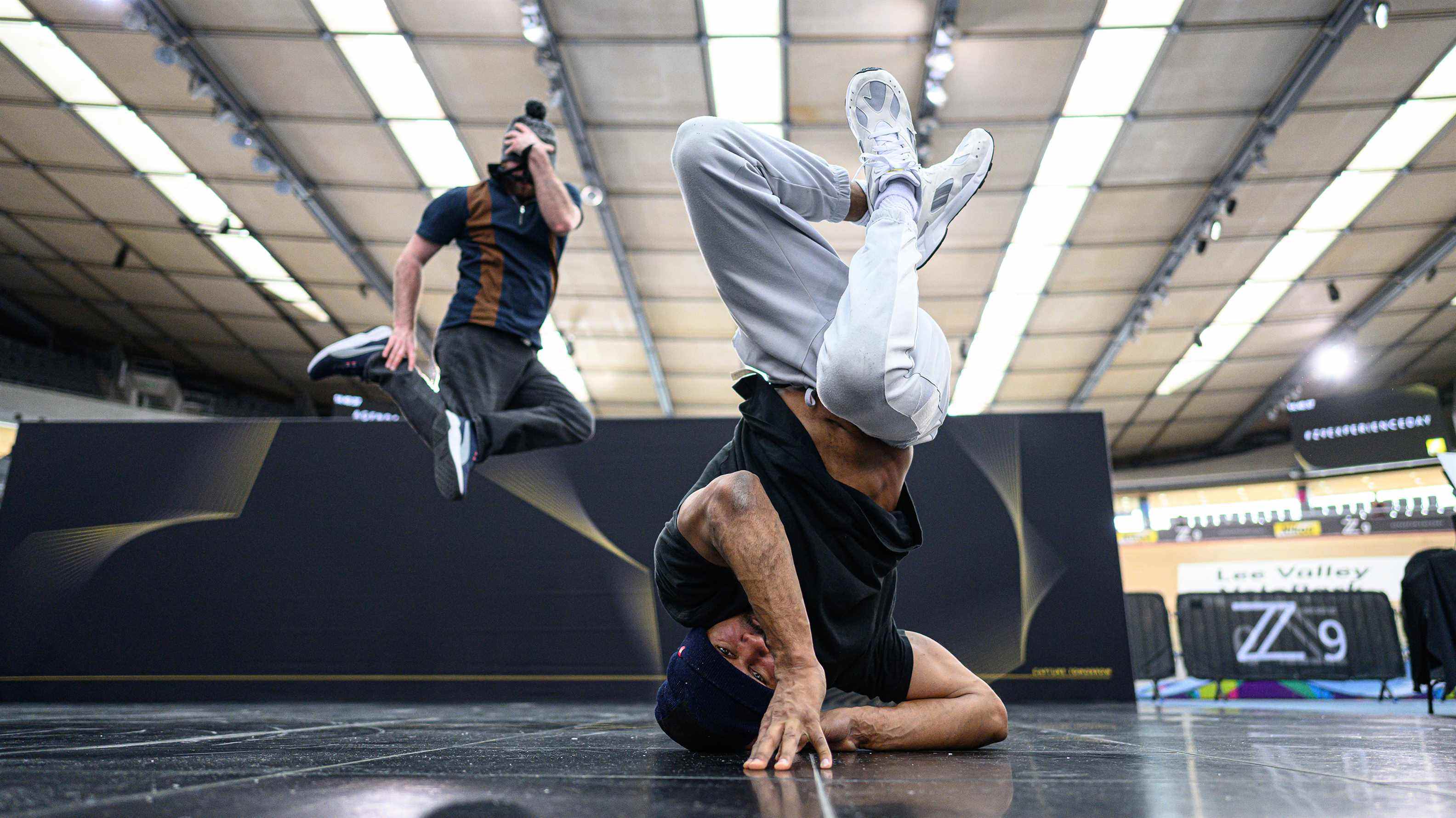 Un breakdancer debout sur sa tête