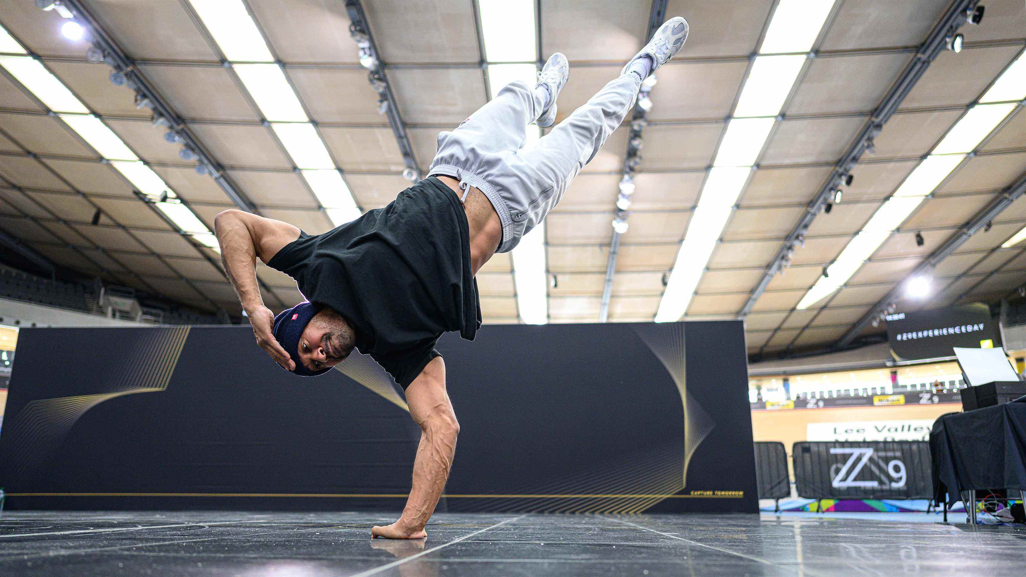 Un breakdancer debout sur un bras