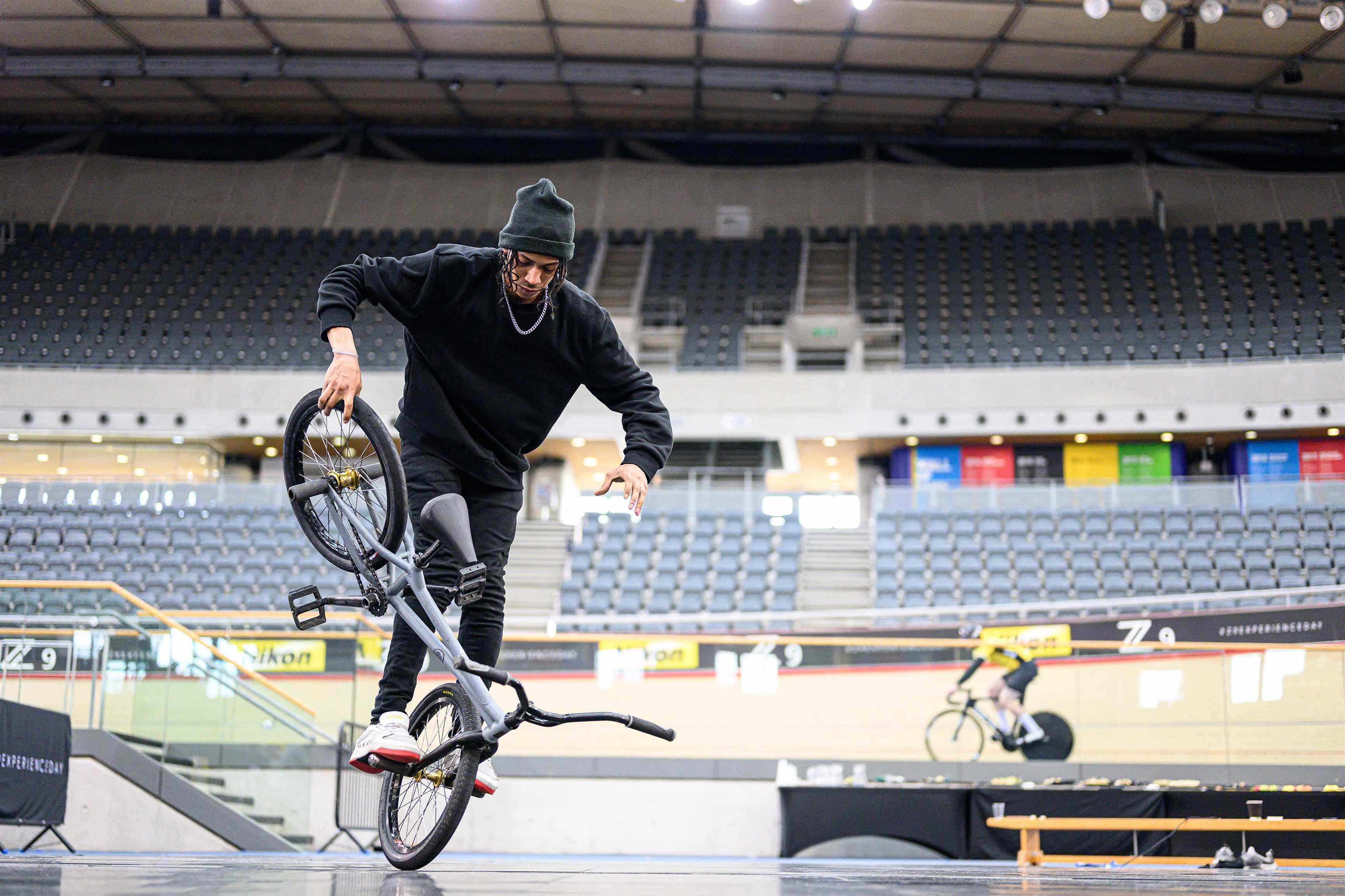 Un cycliste BMX faisant quelques tours