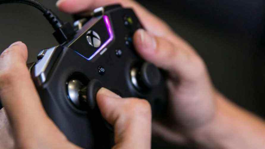 Manette externe Steam Deck : quelqu'un tenant une manette Razer xbox avec connexion filaire