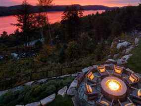 Un foyer extérieur sur le balcon de la propriété Mont Tremblant vendu par Mario Lemieux.