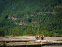 Les employés de Woodfibre LNG se réunissent sur le site de la future usine de l'entreprise, avec le chef Squamish en arrière-plan.  Photo : Gracieuseté de Woodfibre LNG