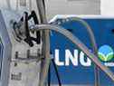 Une station-service GNL (gaz naturel liquéfié) pour camions à Dortmund, dans l'ouest de l'Allemagne.  Environ 10 % des besoins en gaz de l'UE sont satisfaits par la production nationale.  La Russie fournit généralement quelque 41 % des besoins du reste du bloc.