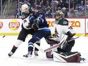 Le gardien de but des Coyotes de l'Arizona Karel Vejmelka (70 ans) défend le but en deuxième période au Canada Life Centre à Winnipeg le dimanche 27 mars 2022.