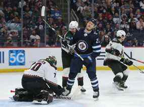 Mason Appleton (22 ans) des Jets de Winnipeg réagit après un arrêt de Karel Vejmelka (70 ans) des Coyotes de l'Arizona en deuxième période lors d'un match le 27 mars 2022 au Canada Life Centre à Winnipeg.