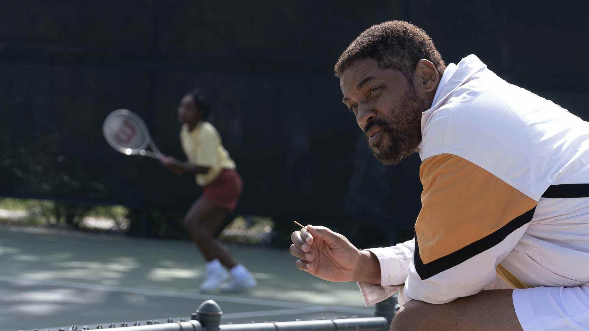 Will Smith dans le rôle de Richard Williams dans King Richard, avec Saniyya Sidney dans le rôle de Venus Williams en arrière-plan