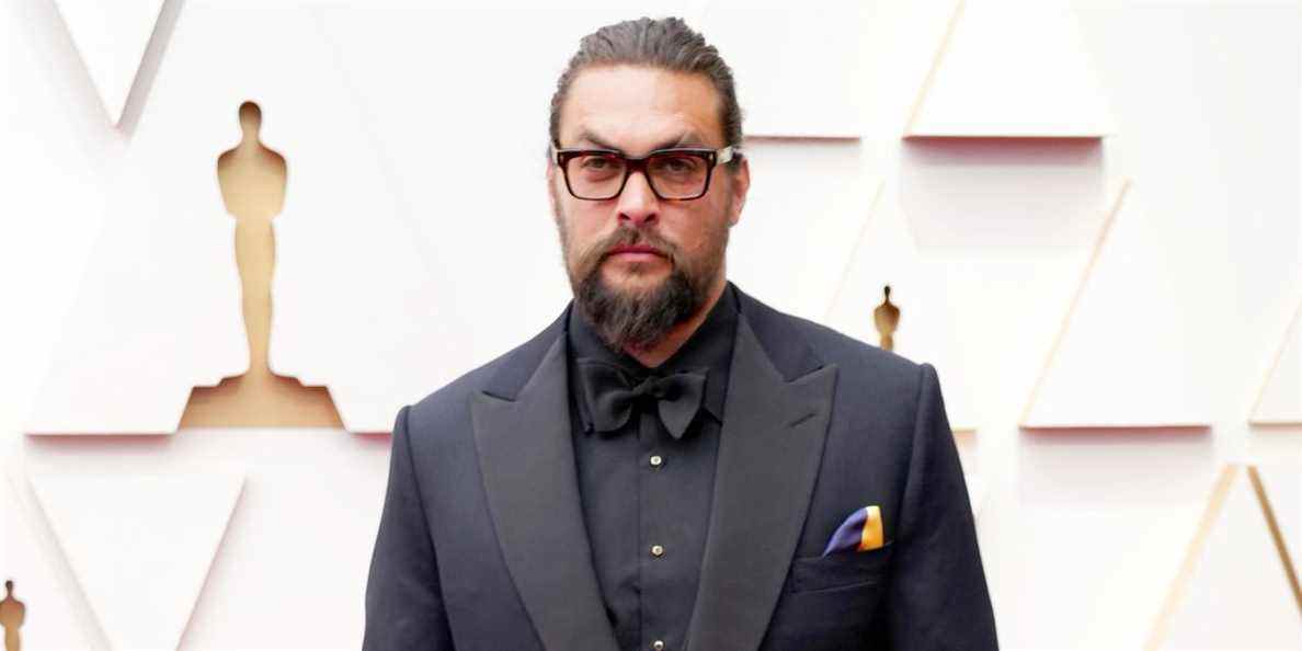 Jason Momoa d'Aquaman laisse les téléspectateurs des Oscars confus après avoir roté sur scène

