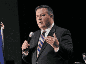 Jason Kenney prend la parole lors d'un débat pour les candidats à la direction de l'UCP le 12 octobre 2017.