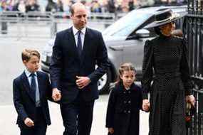 Le prince William, duc de Cambridge (L), Catherine, duchesse de Cambridge (R) et leurs enfants le prince George de Cambridge (L) et la princesse Charlotte de Cambridge arrivent pour assister à un service d'action de grâces pour le prince Philip, duc d'Édimbourg, à Abbaye de Westminster dans le centre de Londres le 29 mars 2022. (DANIEL LEAL/AFP via Getty Images)